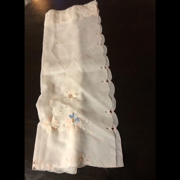 Vintage embroidered sheer window panel - Picture 5 of 12